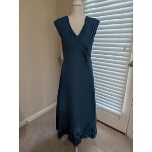 Women's Formal Dress Floor Length Blue V Neck Ties Up The Back Size 10-12 NWT